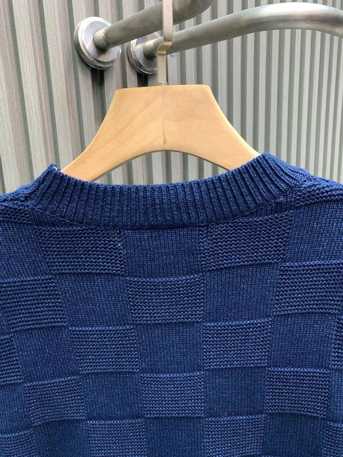 🅿️400 🀄️ Louis Vuitton Louis Vuitton LV/Louis Vuitton 2025SS large element classic checkered embroidered white label New wool stitched knitted sweater Unisex logo embroidered pin decorated checkerboard round neck pullover sweater Rare new checkerboard knitted sweater is simple, elegant and clean The imported woolen sweater yarn is treated with mercerization process to make the fabric smooth and bright, close to the skin, warm and breathable The soft and delicate touch brings extremely comfortable wearing experience. The rich texture of the checkerboard pattern is matched with the white logo embroidery of the same color yarn and Behringer embroidery on the chest. The eye-catching metal pin details are decorated on the chest. The finishing touch of the entire sweater on the chest perfectly interprets the fashionable new trend of the season. Whether it is worn alone or paired with an inner layer, it is a must-have for men and women.